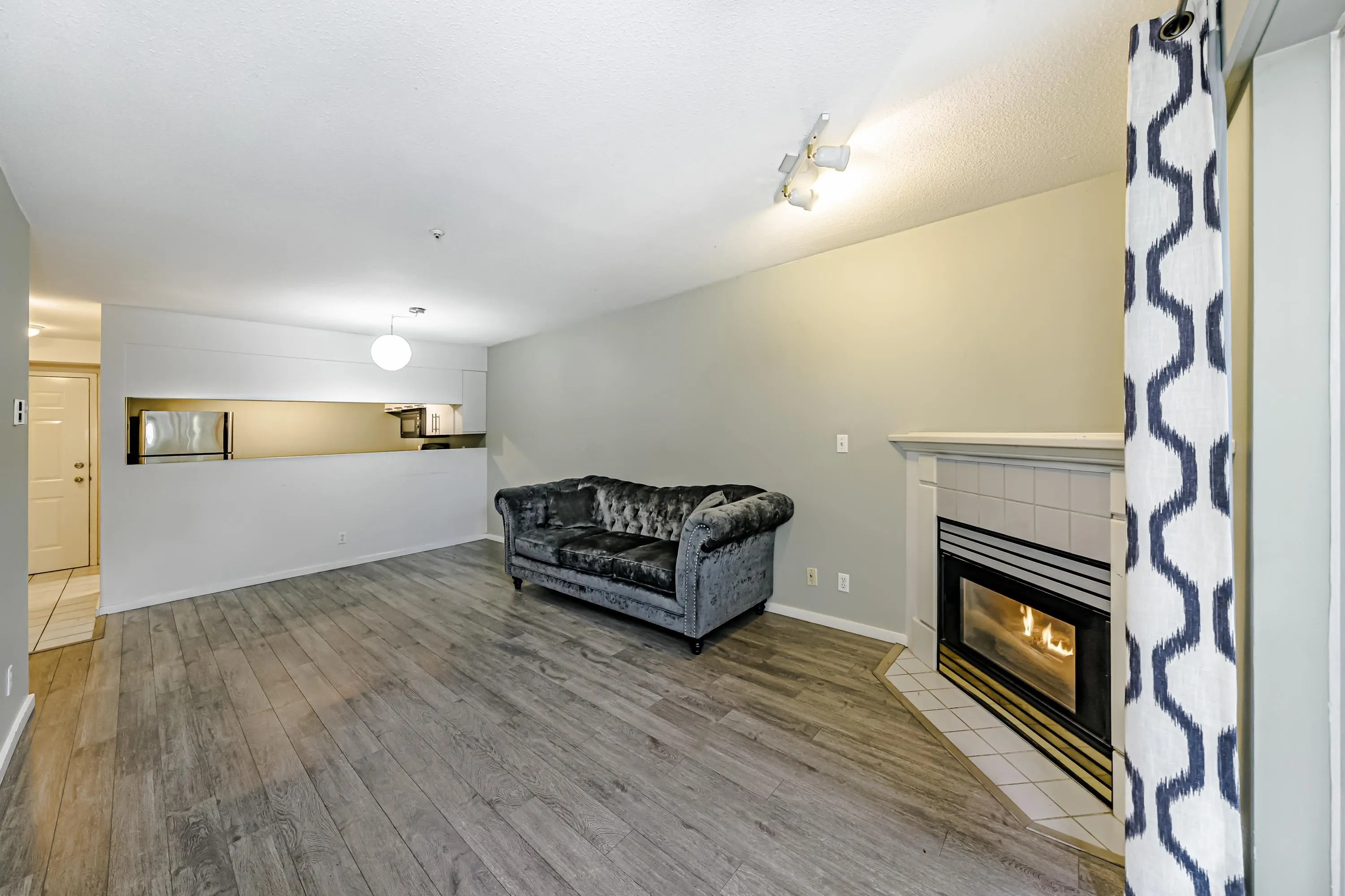 D102 9838 Whalley Boulevard