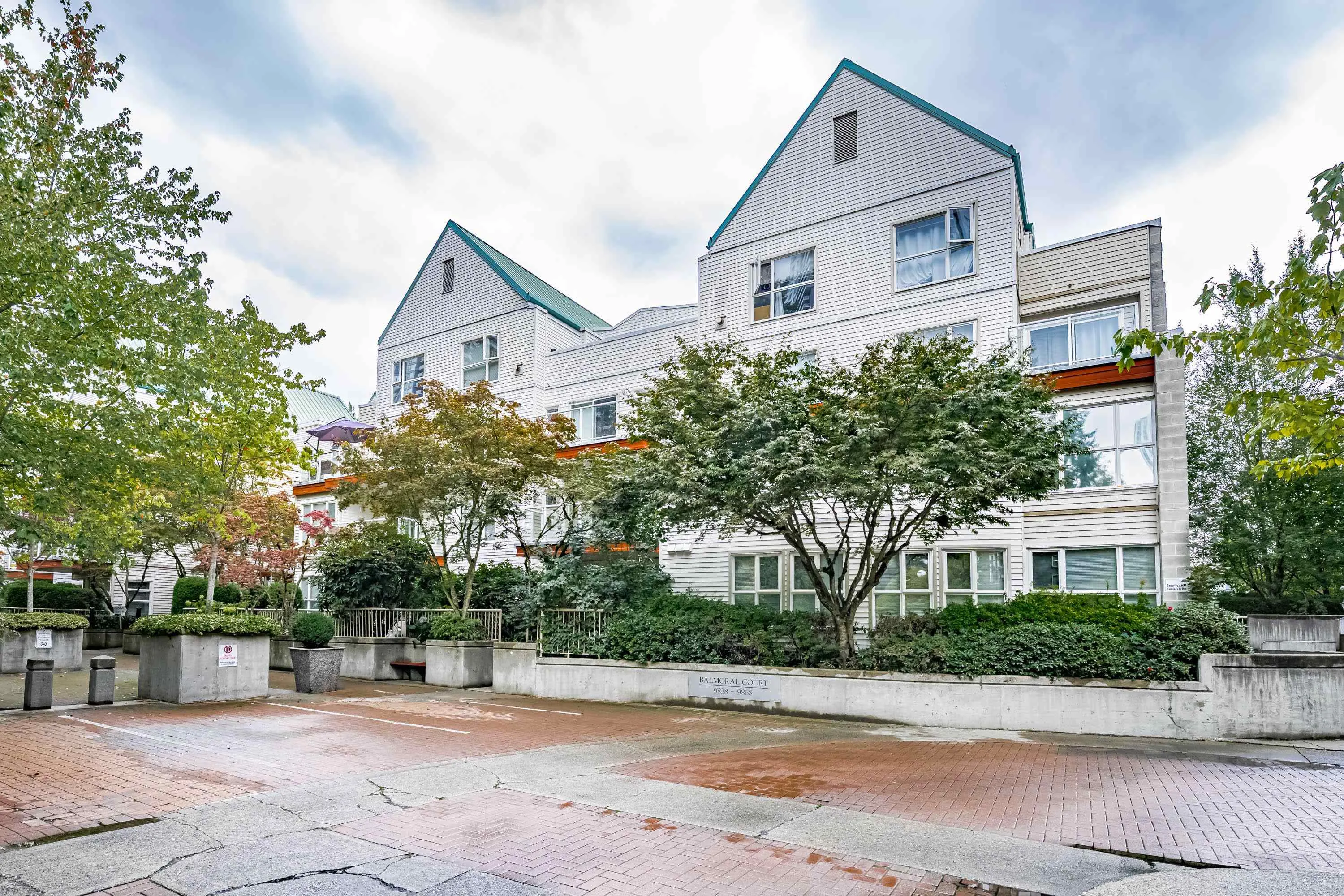 D102 9838 Whalley Boulevard
