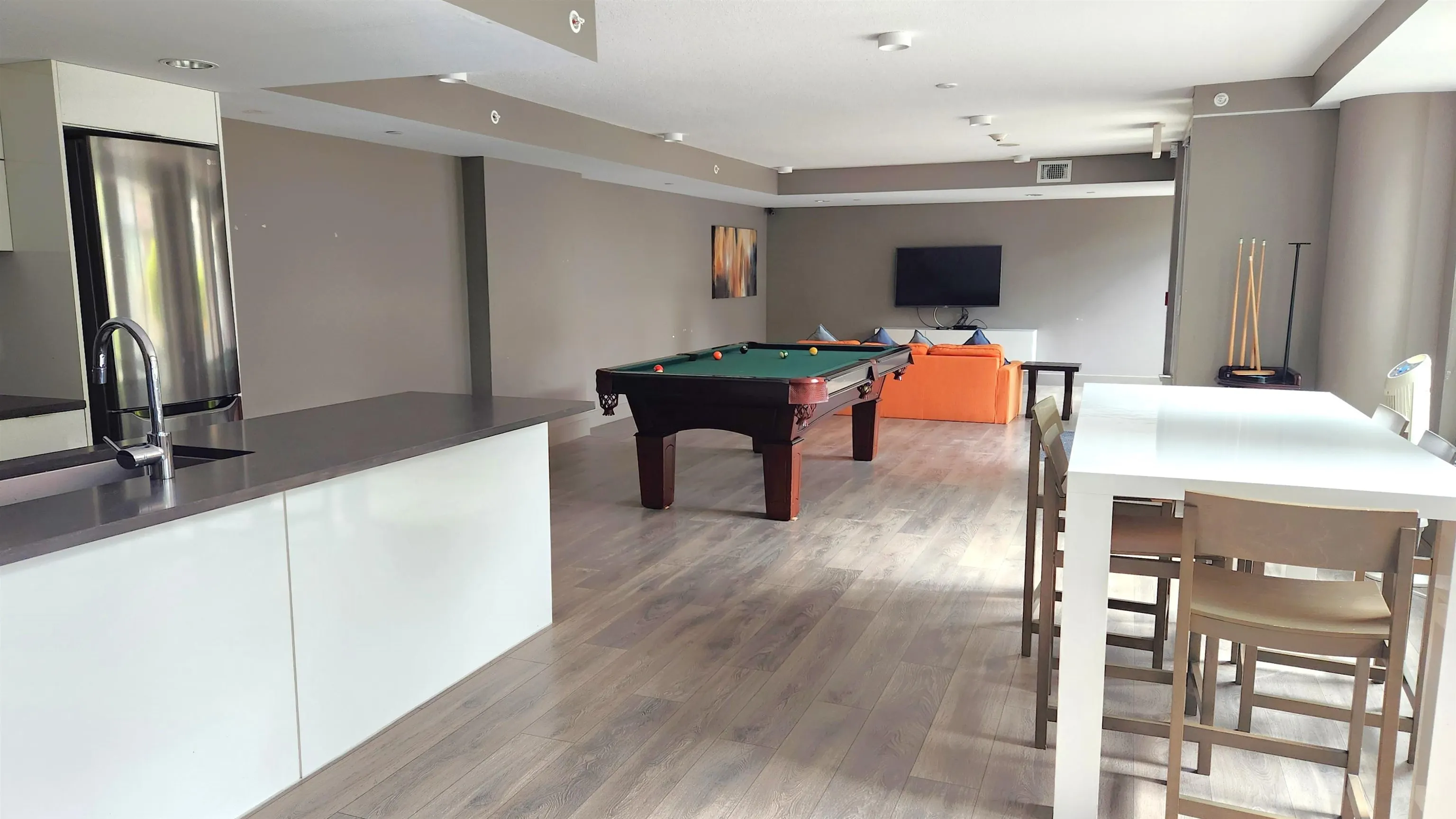 3xx 238 W Broadway