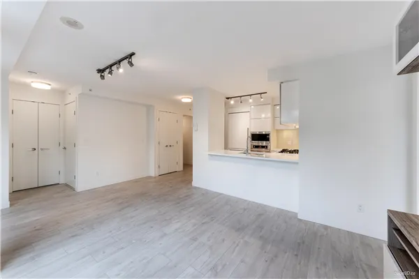 3xx 238 W Broadway