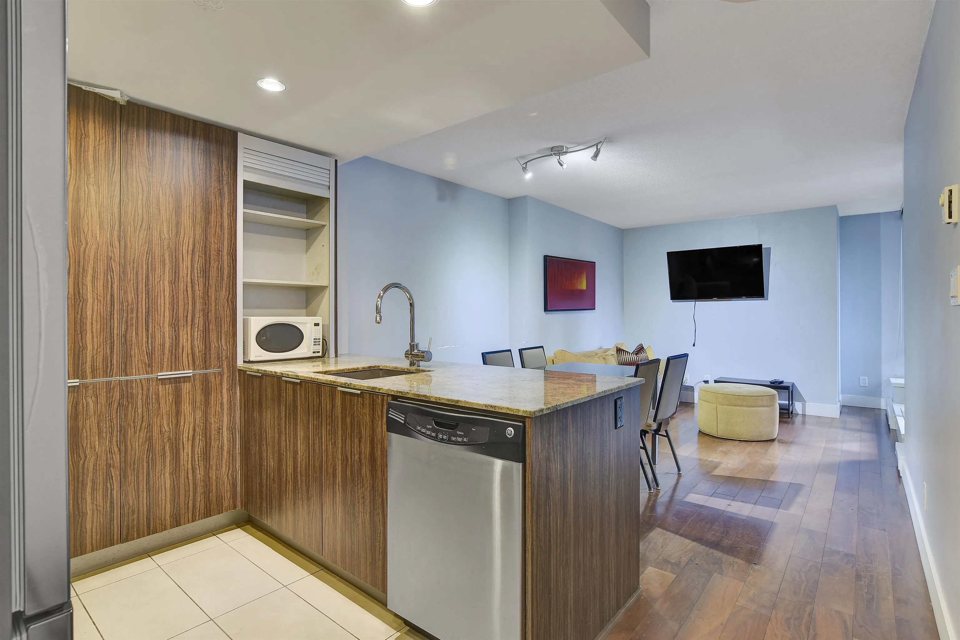 418 1088 Richards Street