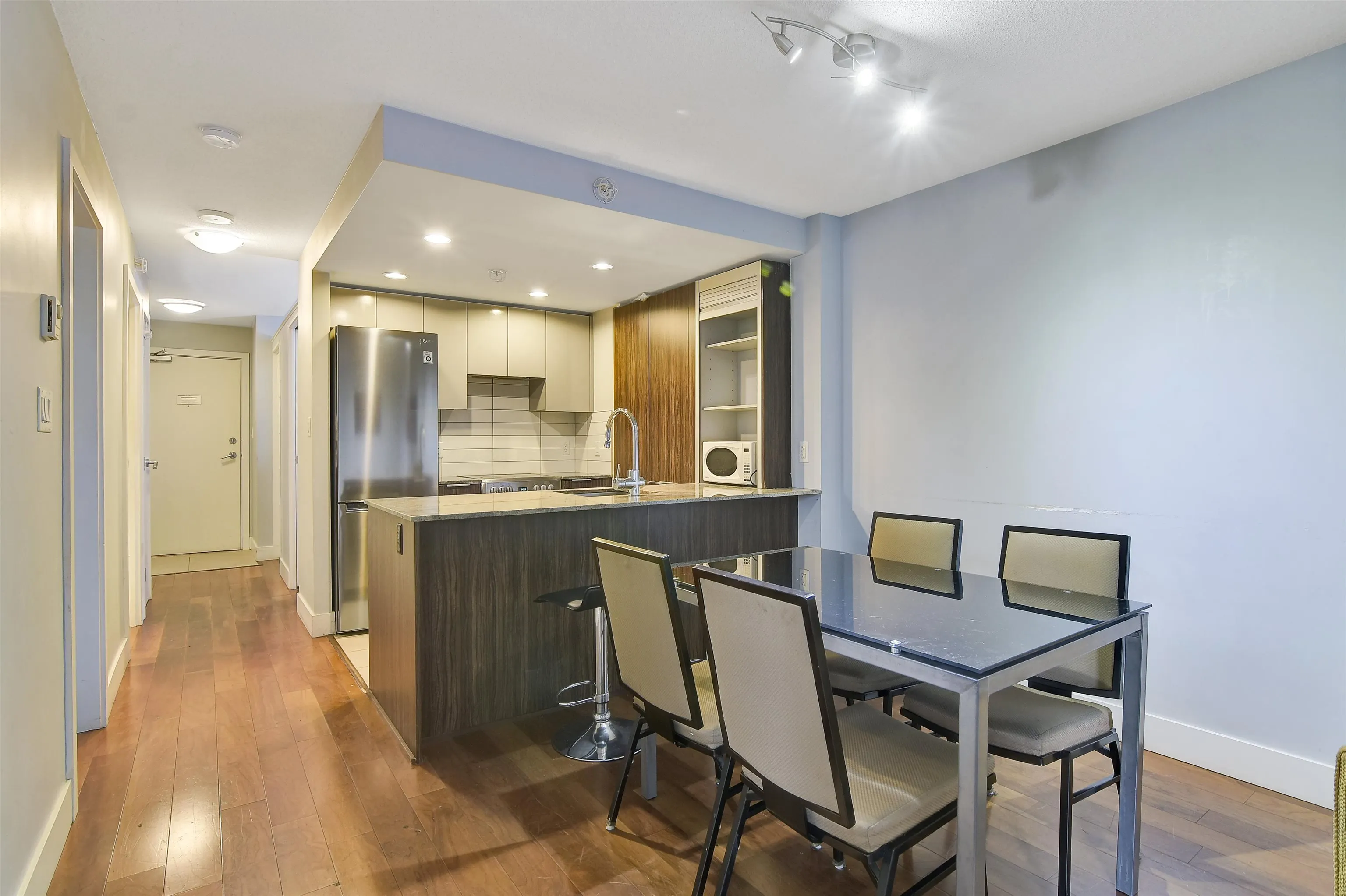 418 1088 Richards Street