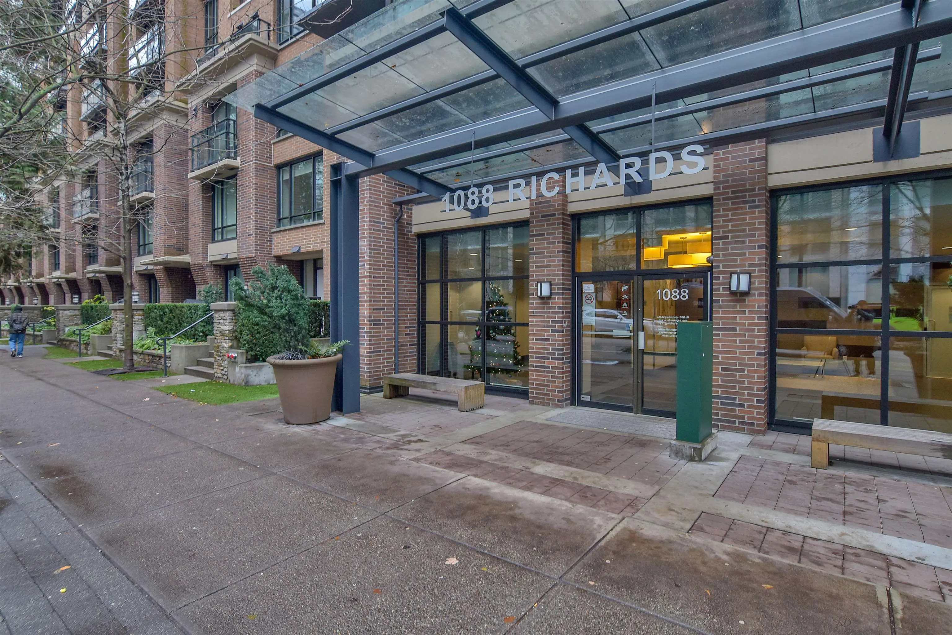 418 1088 Richards Street