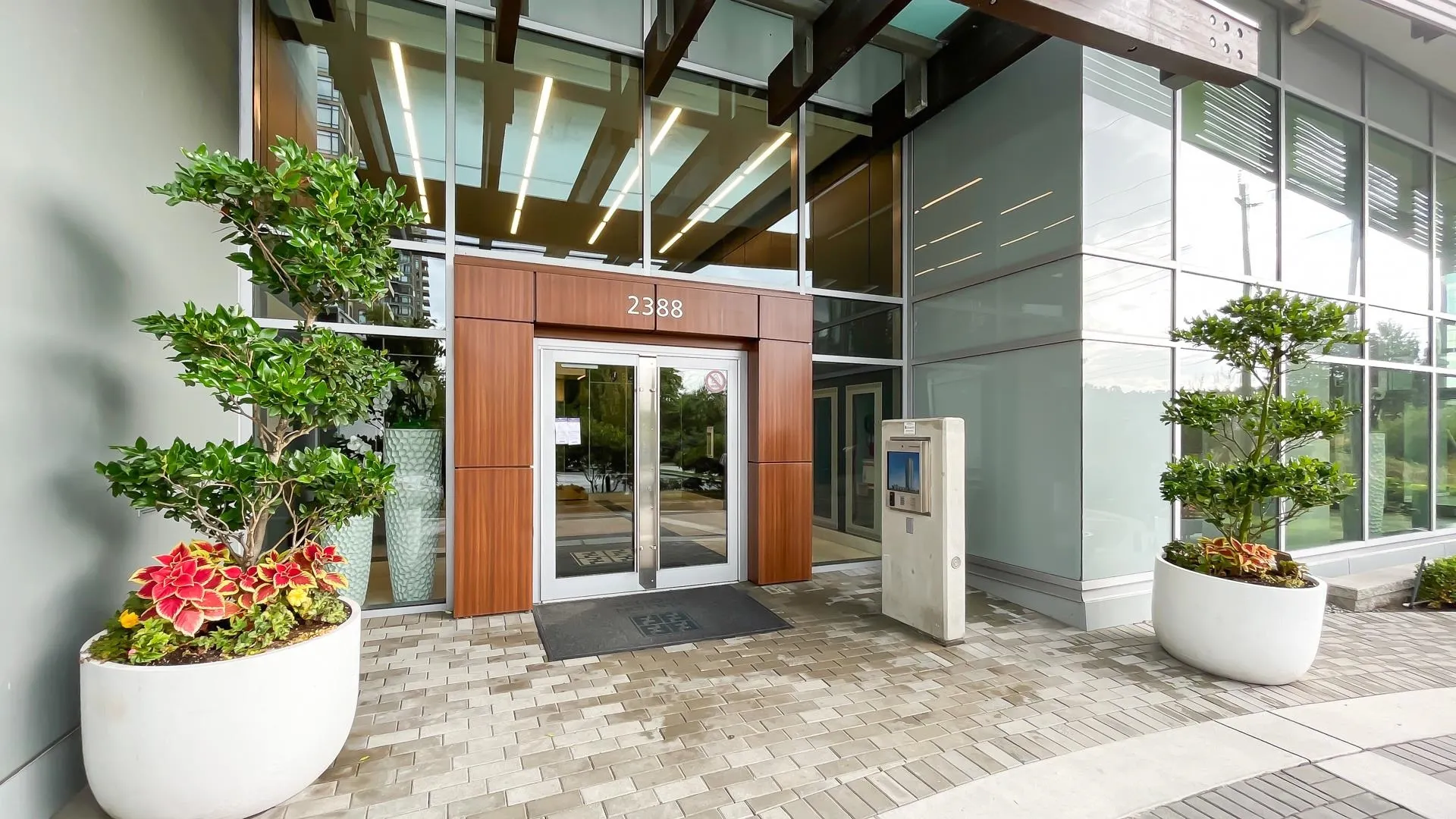 1008 2388 Madison Avenue