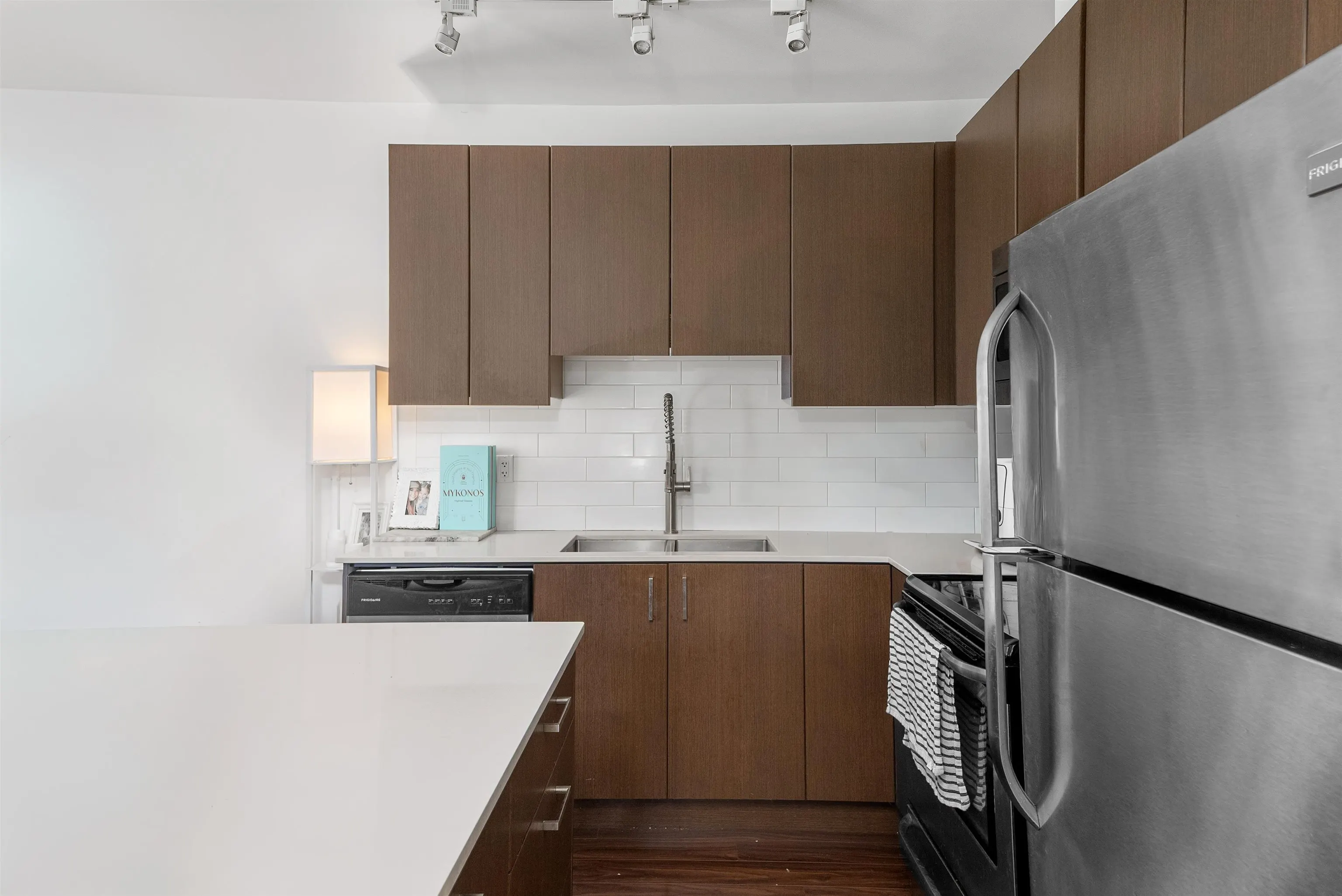 101 2351 Kelly Avenue