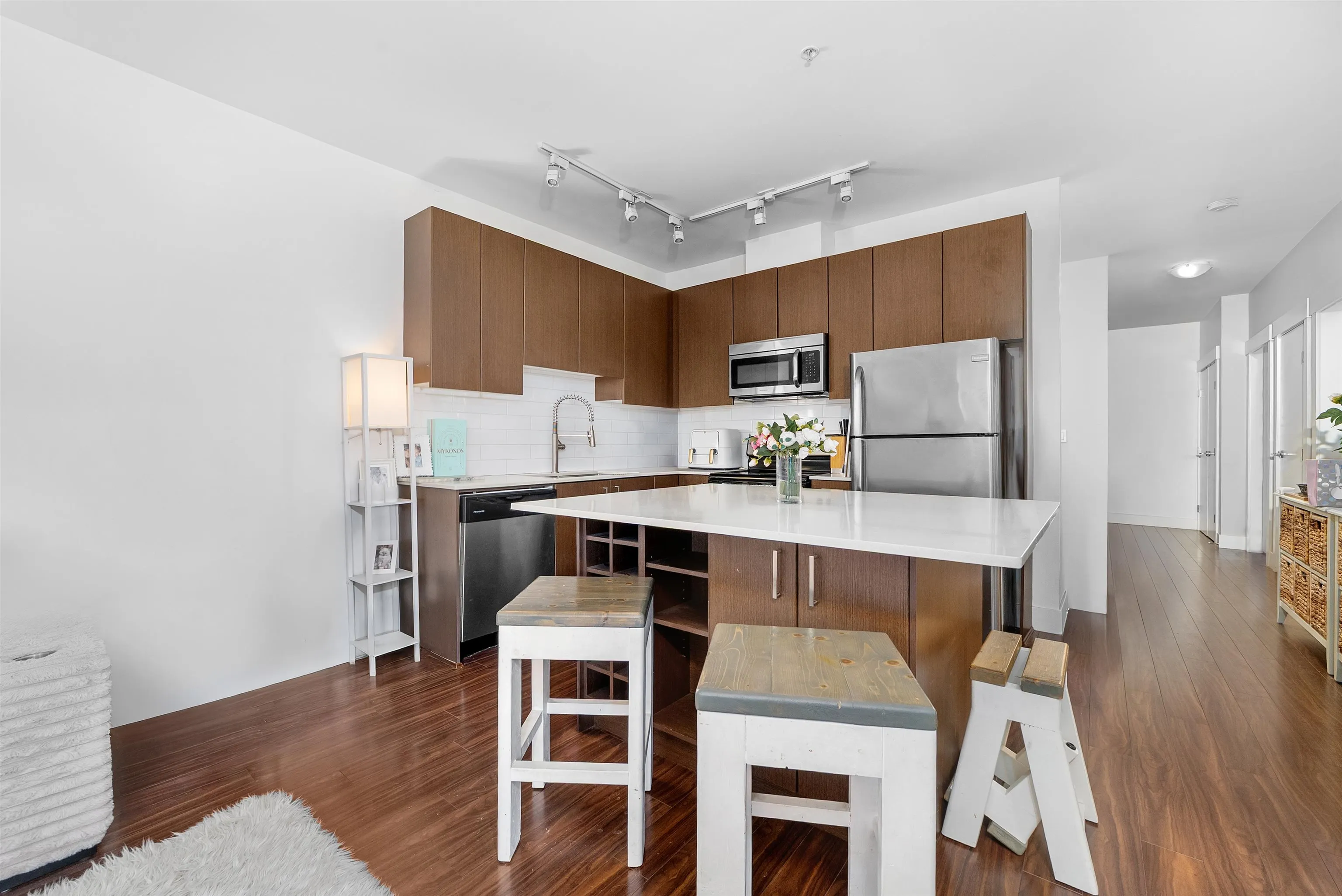 101 2351 Kelly Avenue