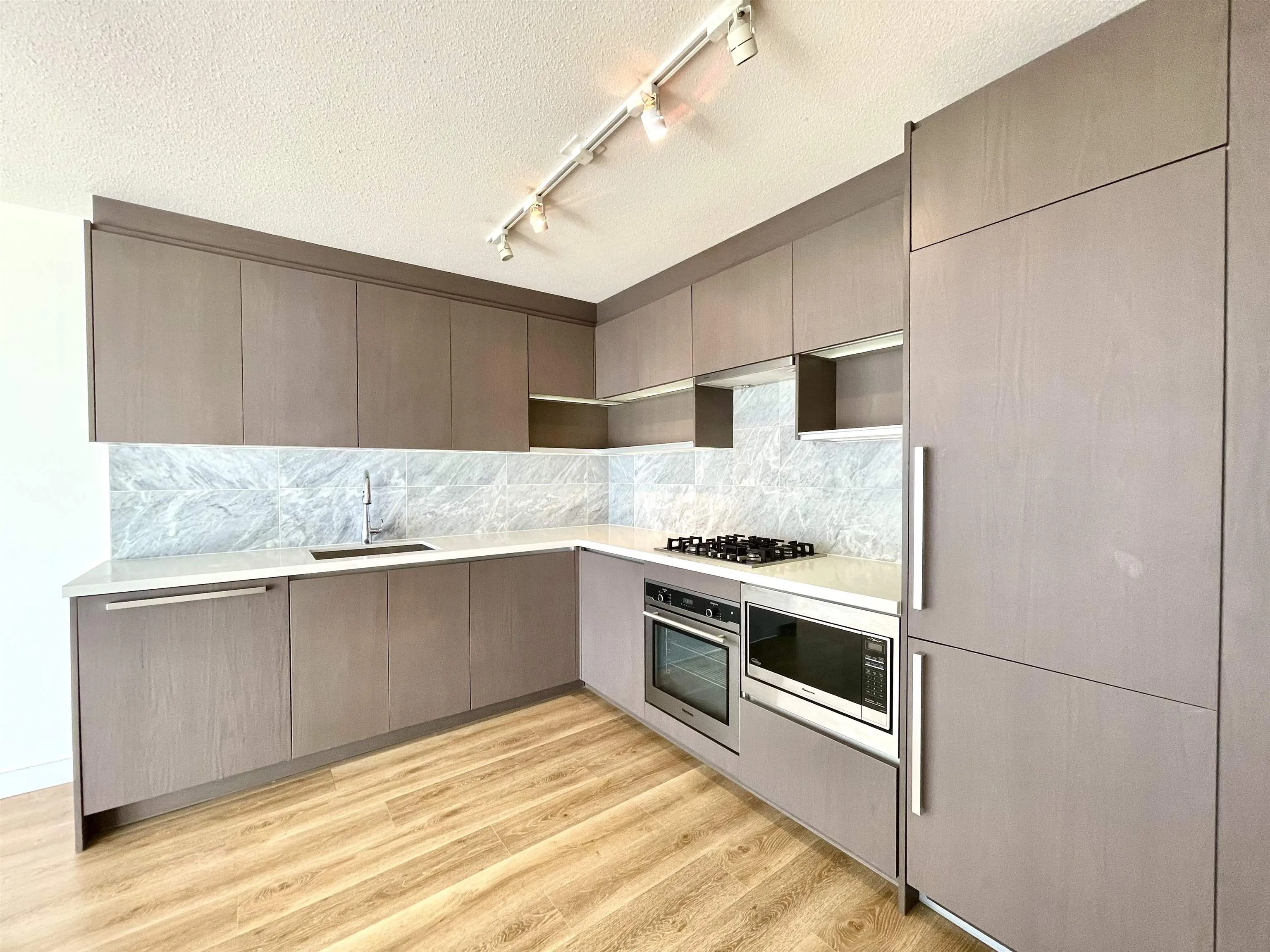 3115 13696 100 Avenue