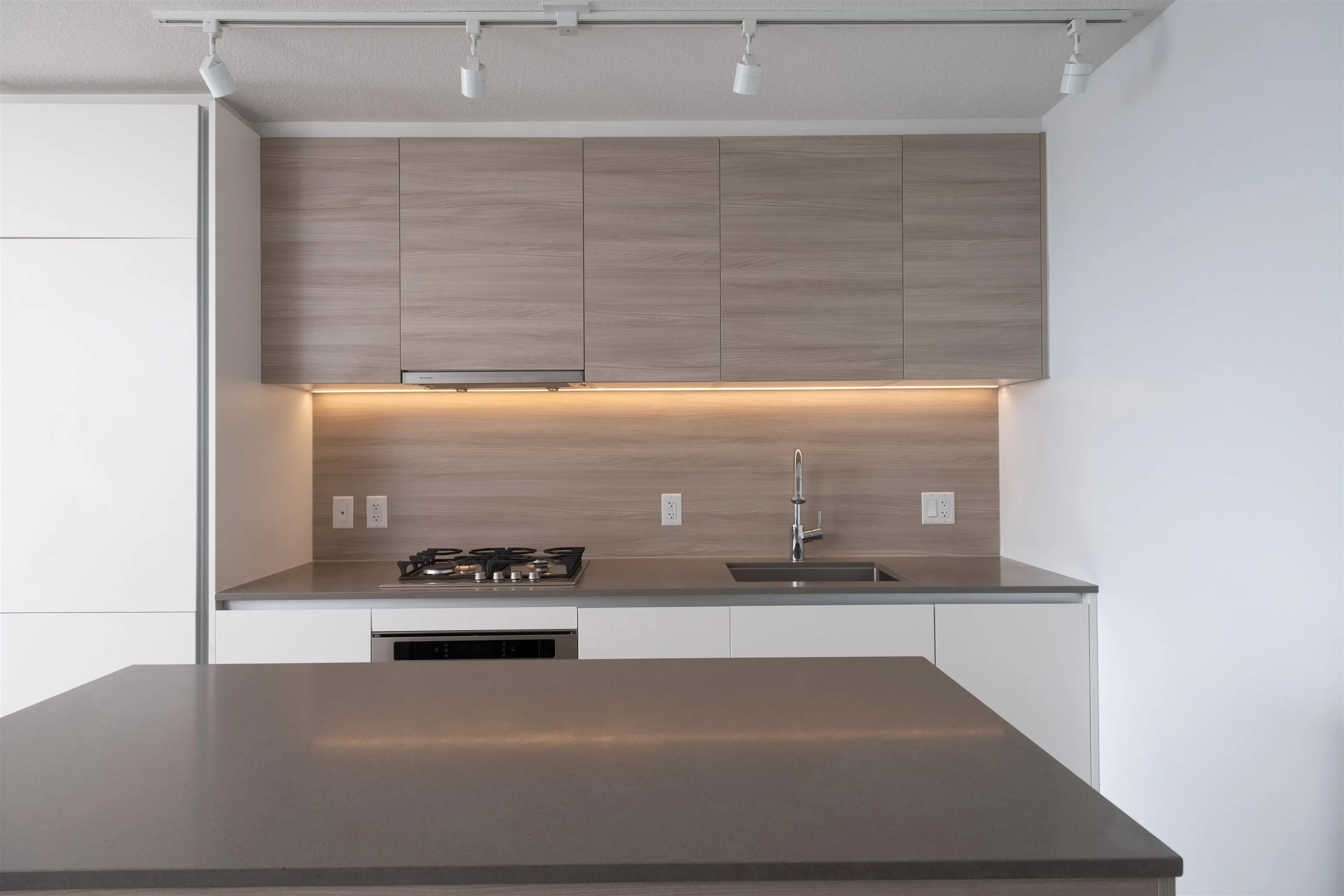 912 988 Quayside Drive