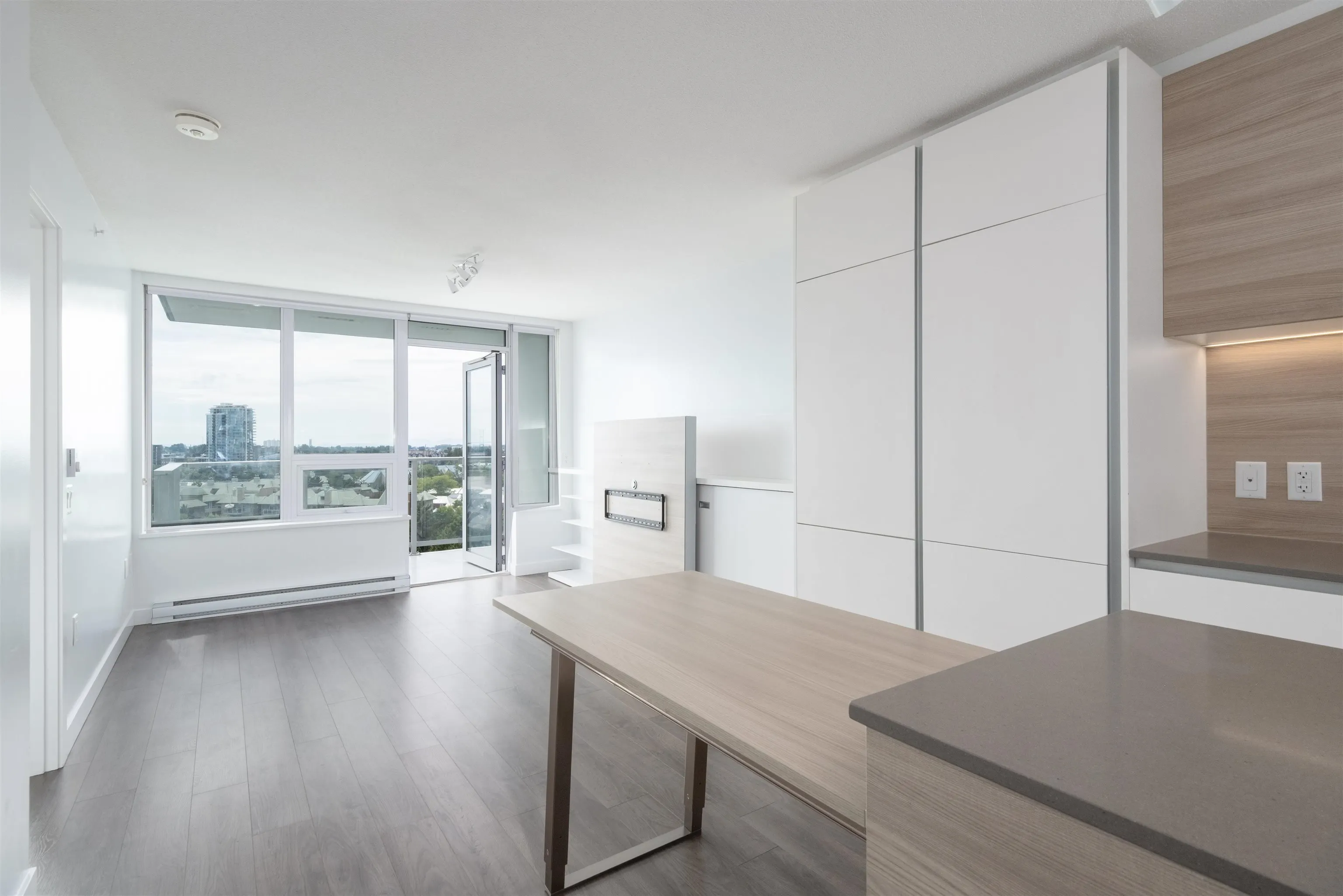 912 988 Quayside Drive