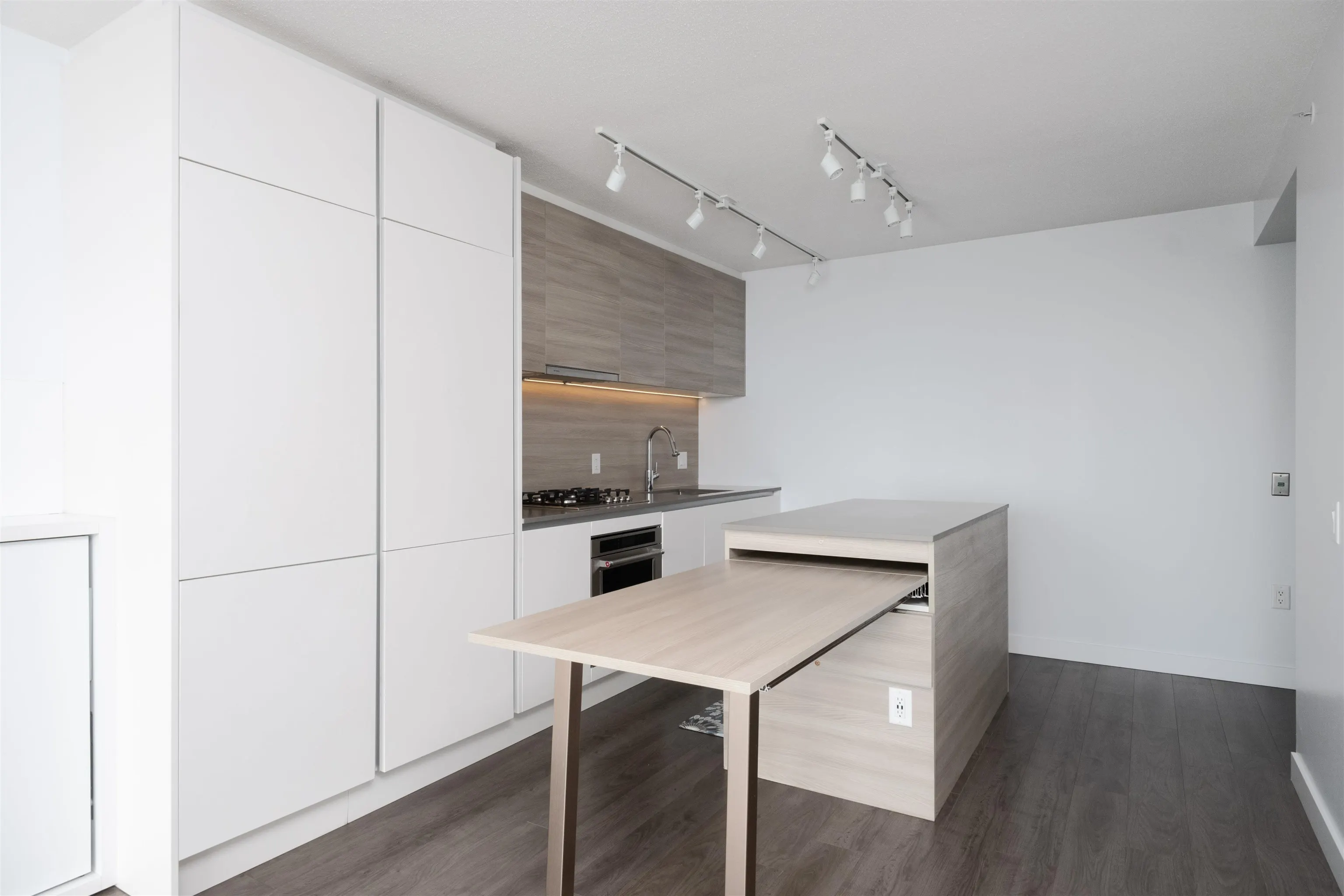 912 988 Quayside Drive