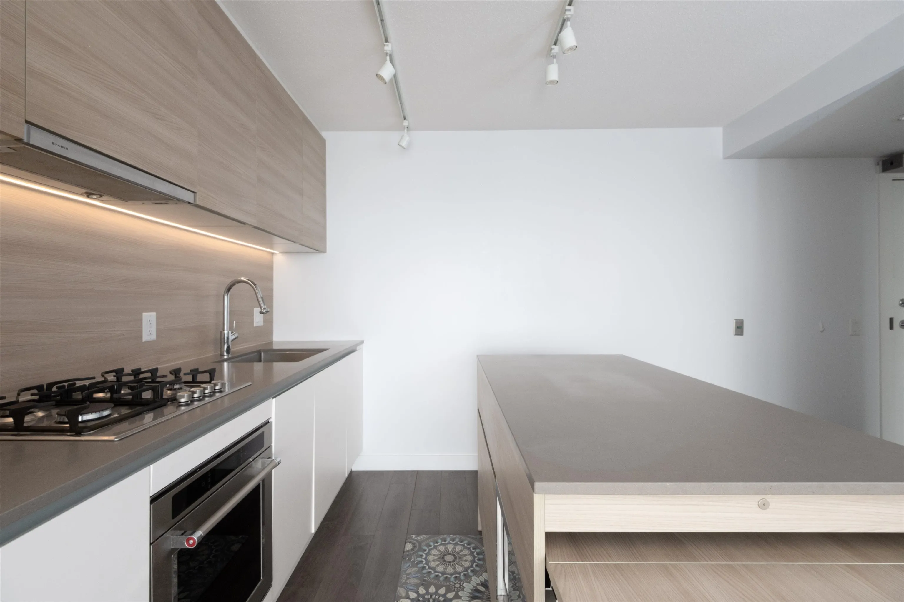 912 988 Quayside Drive