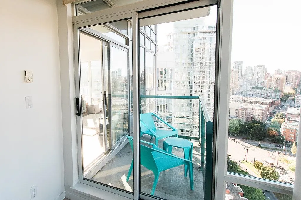 2706 1067 Marinaside Crescent