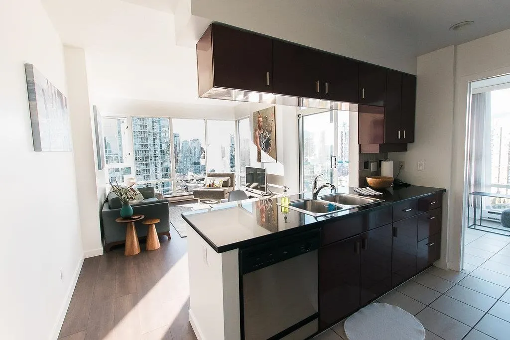 2706 1067 Marinaside Crescent