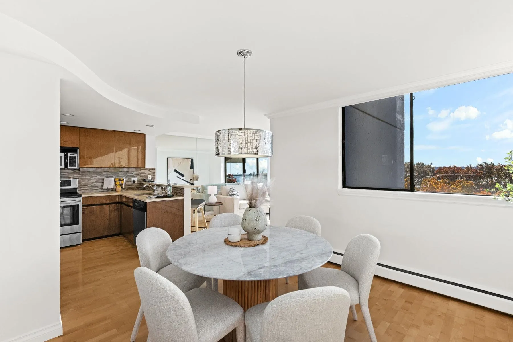 503 1995 Beach Avenue