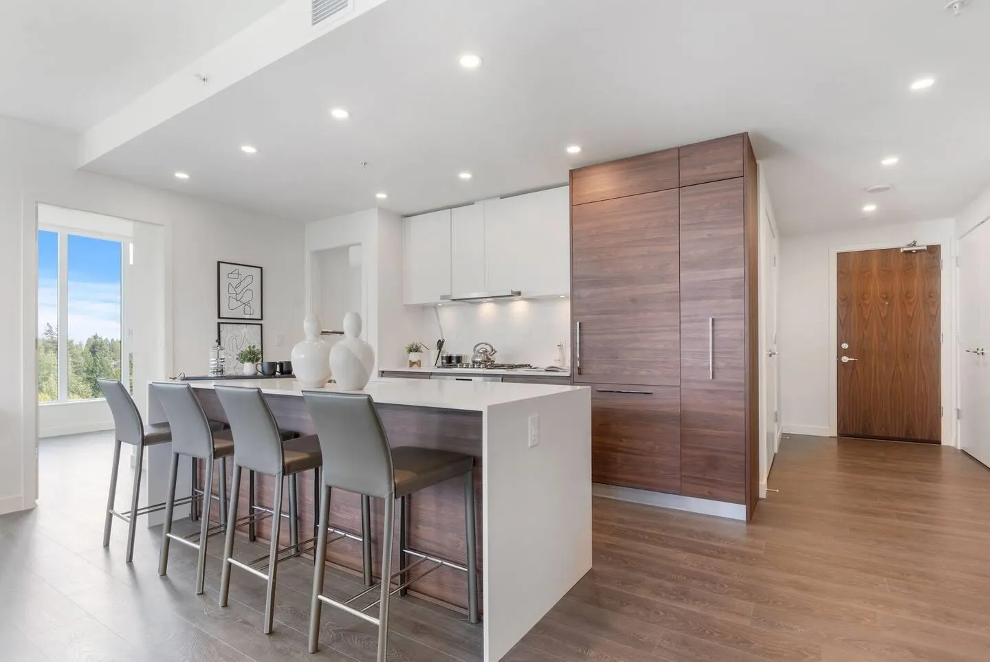 1703 585 Austin Avenue