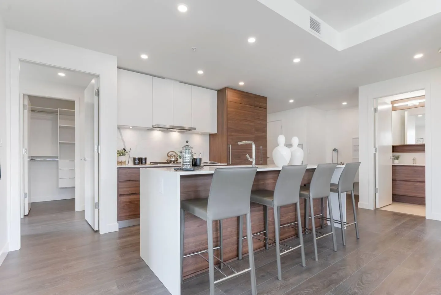 1703 585 Austin Avenue