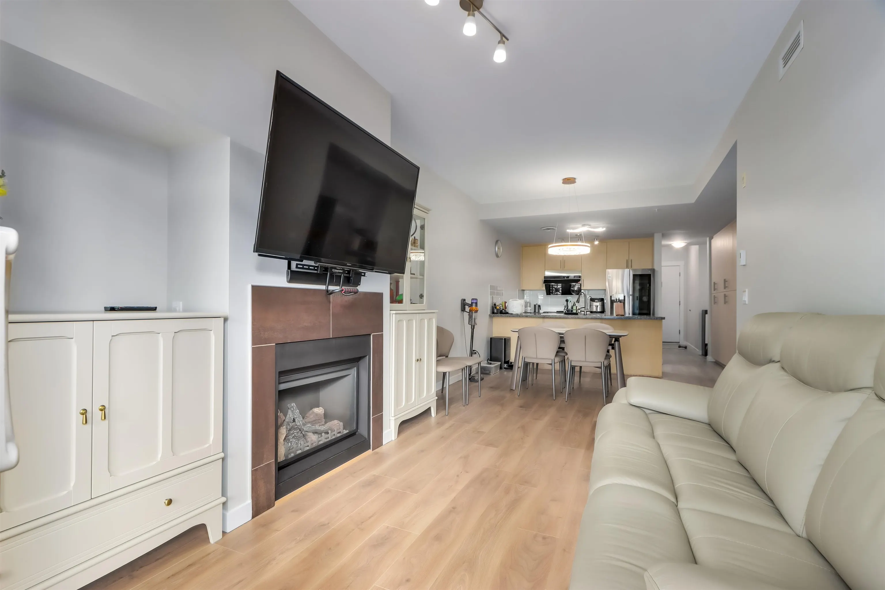 204 6077 London Road