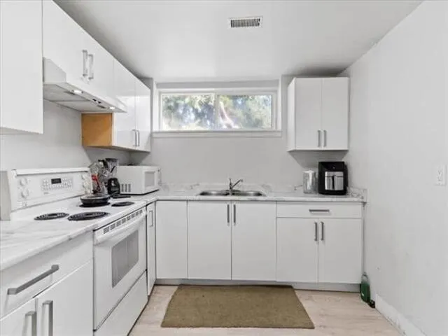 2086 Sherwood Crescent