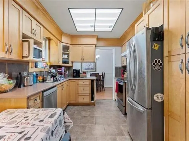 2086 Sherwood Crescent
