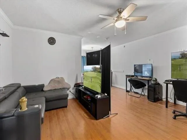 2086 Sherwood Crescent