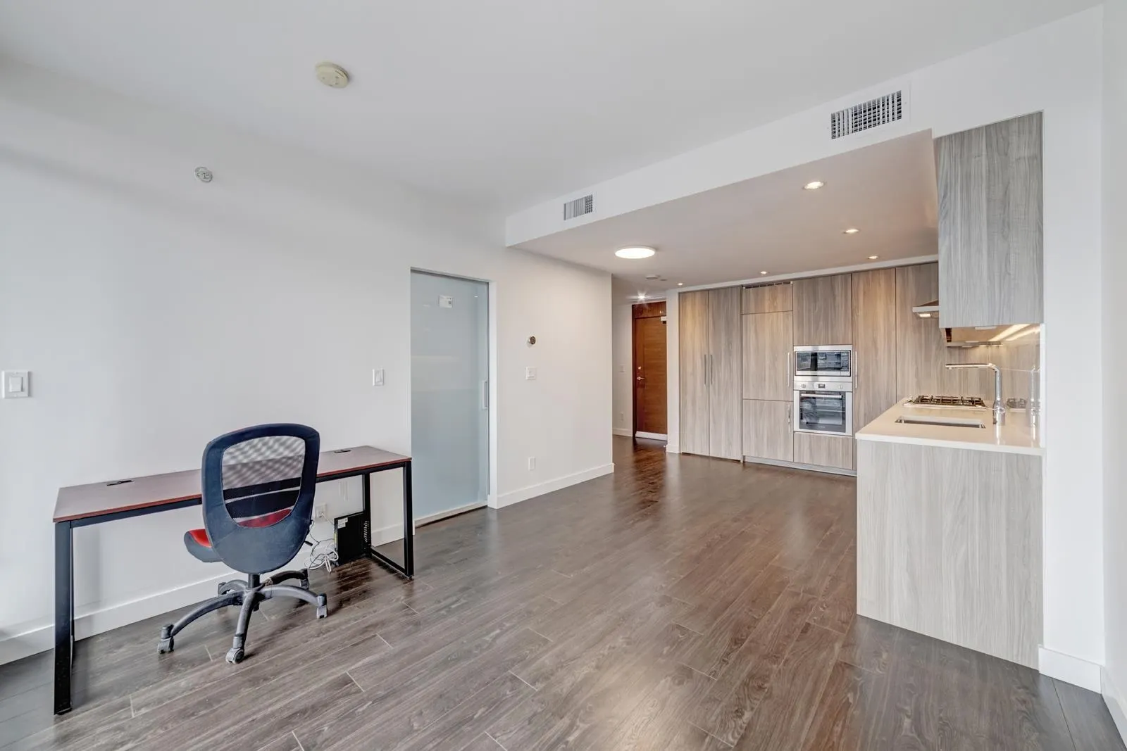 410 4720 Lougheed Highway