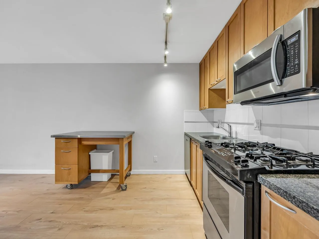 2104 969 Richards Street