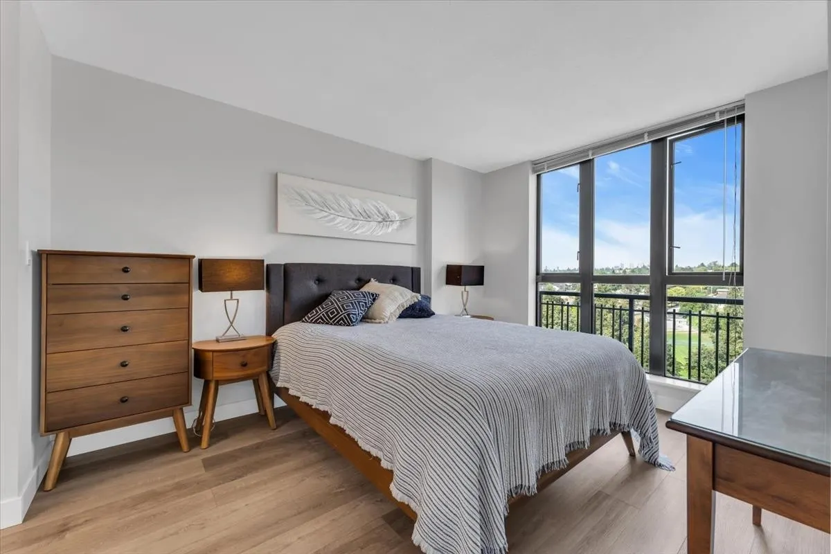 1308 814 Royal Avenue