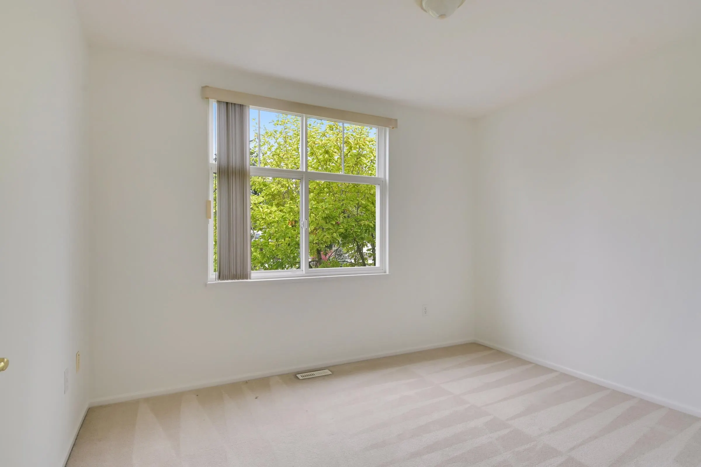 72 14877 33 Avenue