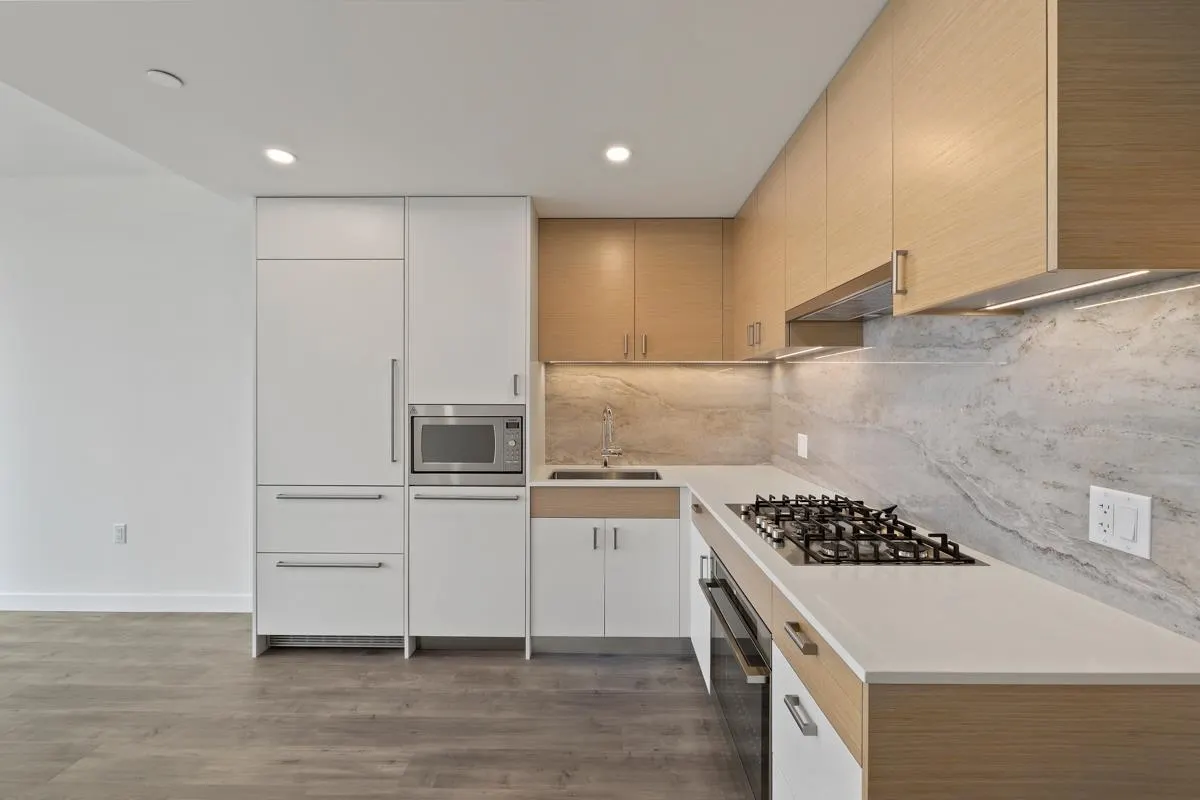 2201 200 Klahanie Court