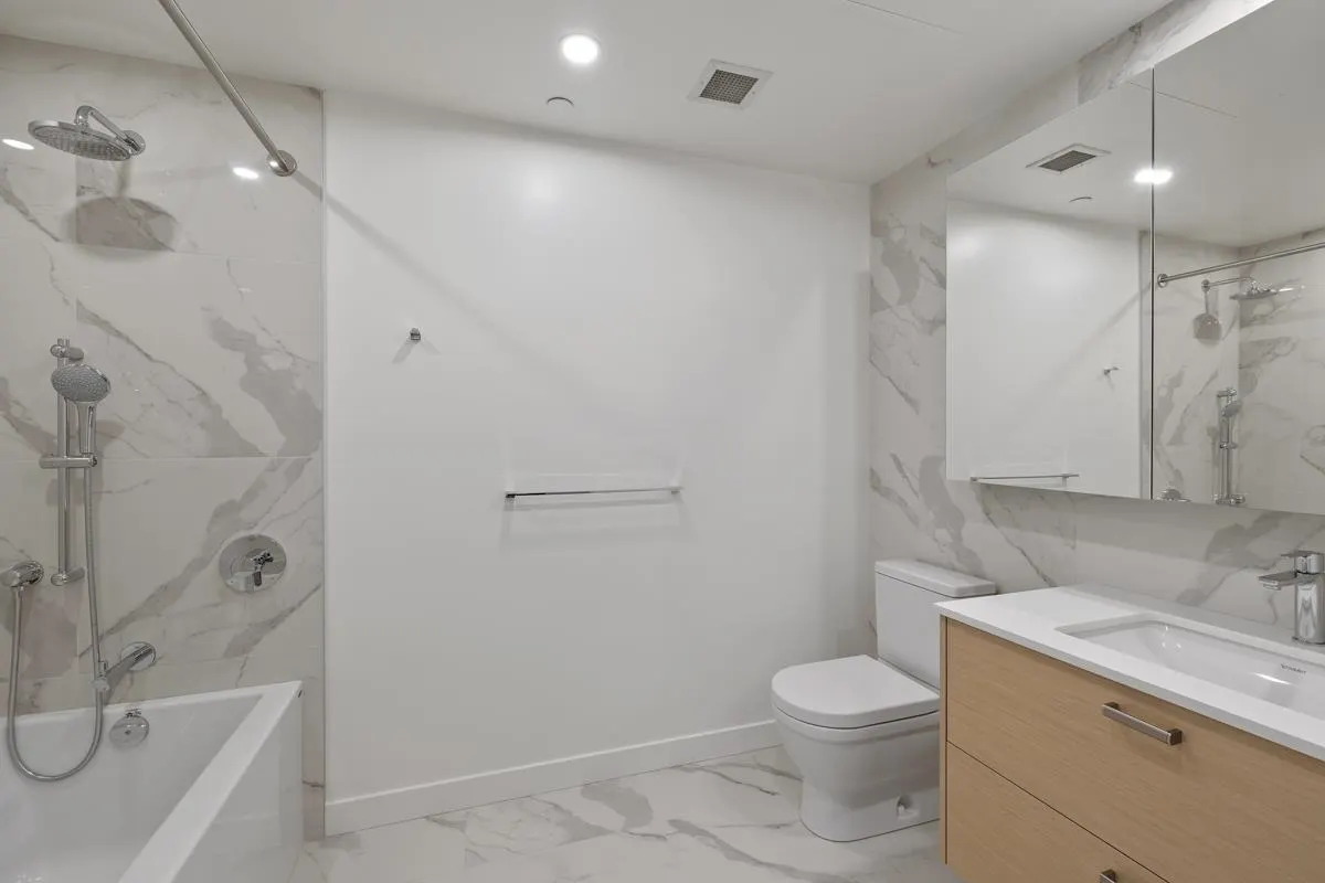 2201 200 Klahanie Court