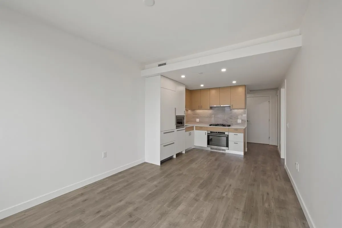 2201 200 Klahanie Court