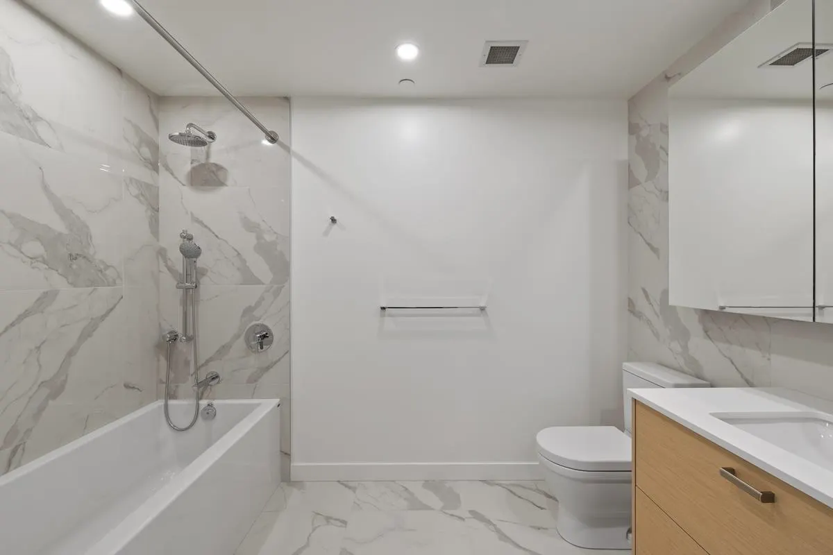 2201 200 Klahanie Court