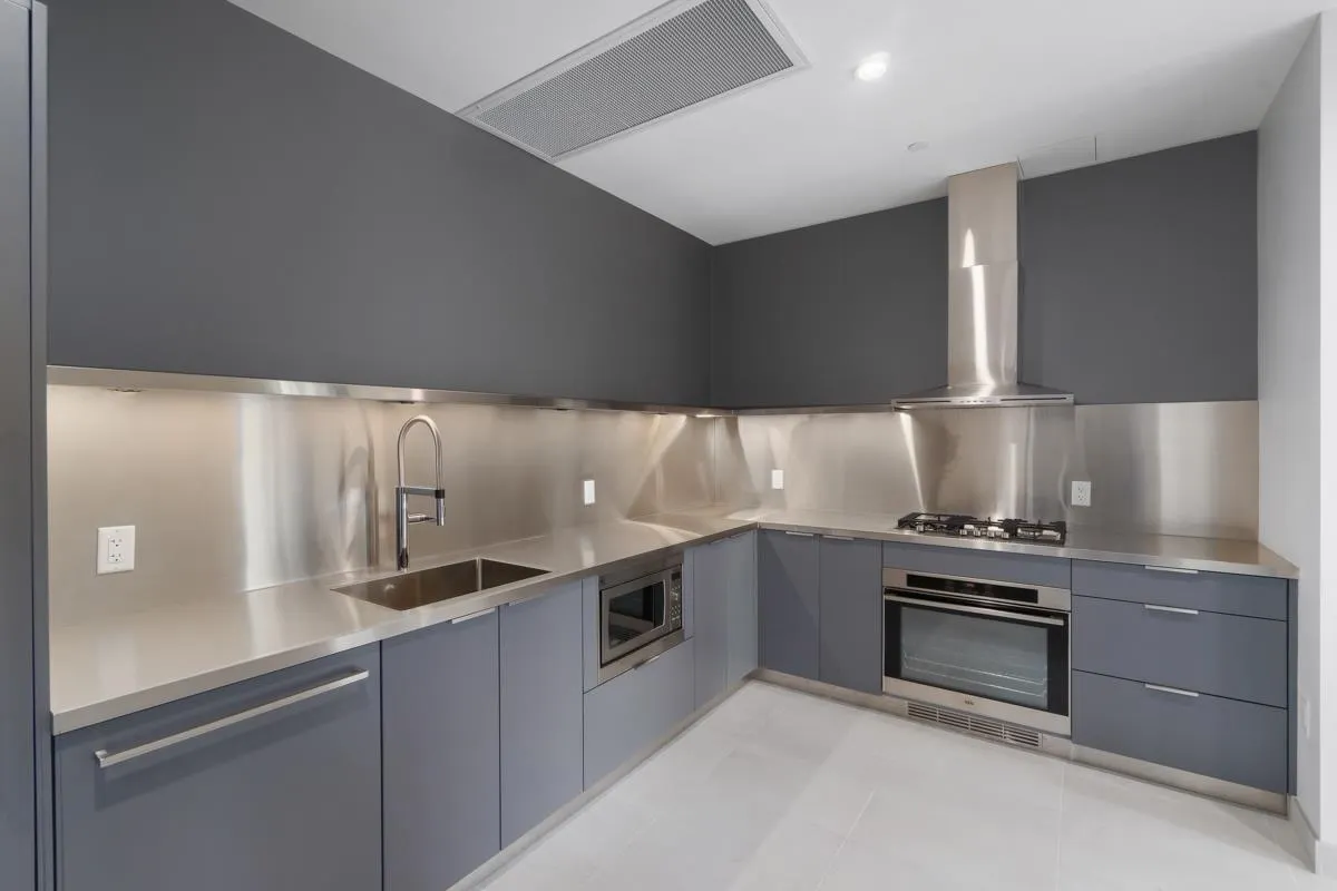 2201 200 Klahanie Court