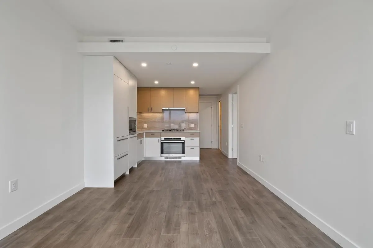 2201 200 Klahanie Court