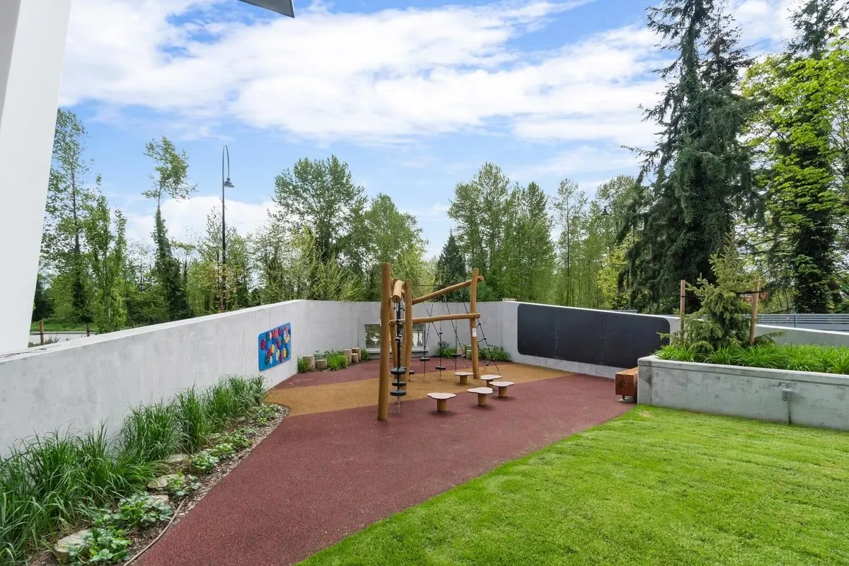 2201 200 Klahanie Court