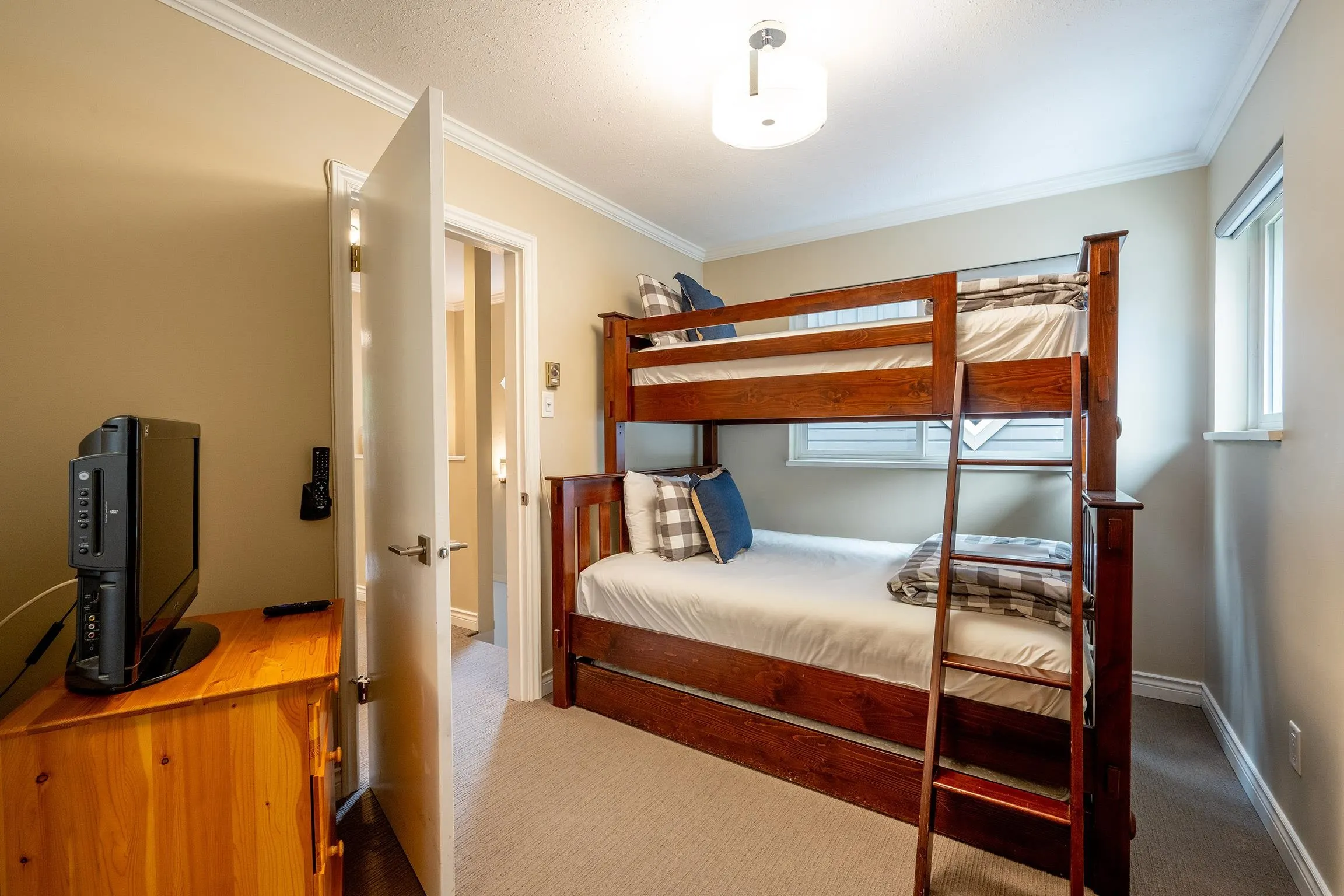 10 2211 Marmot Place