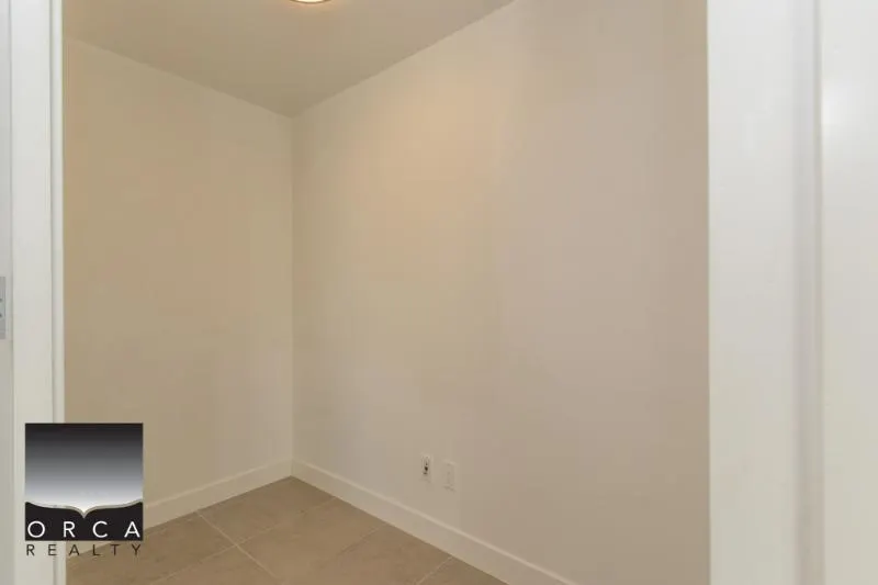 2001 1028 Barclay Street