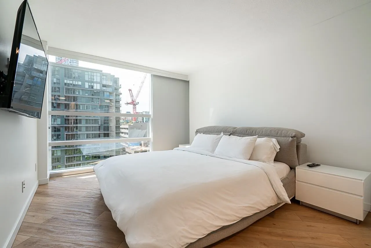 1201 1050 Burrard Street