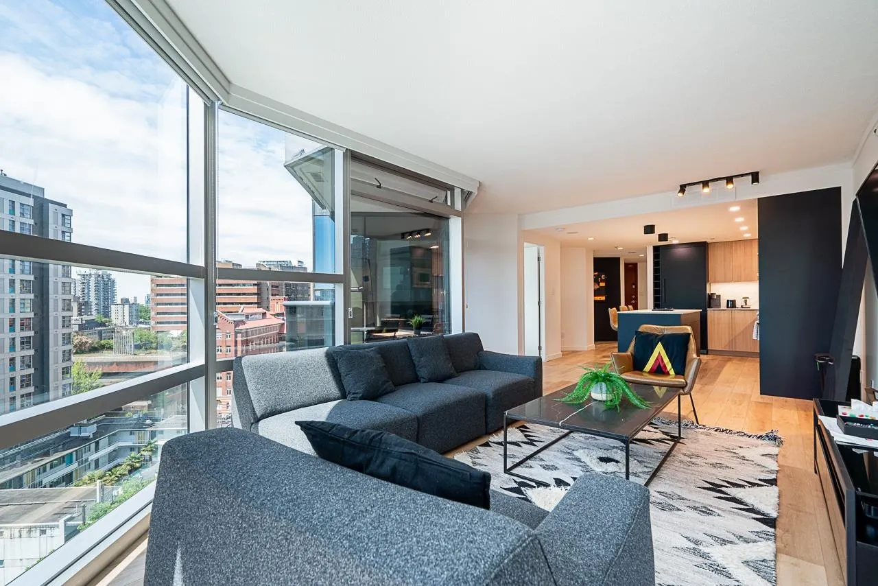 1201 1050 Burrard Street