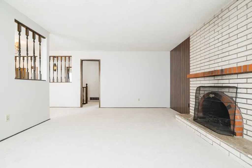 8411 Rideau Drive