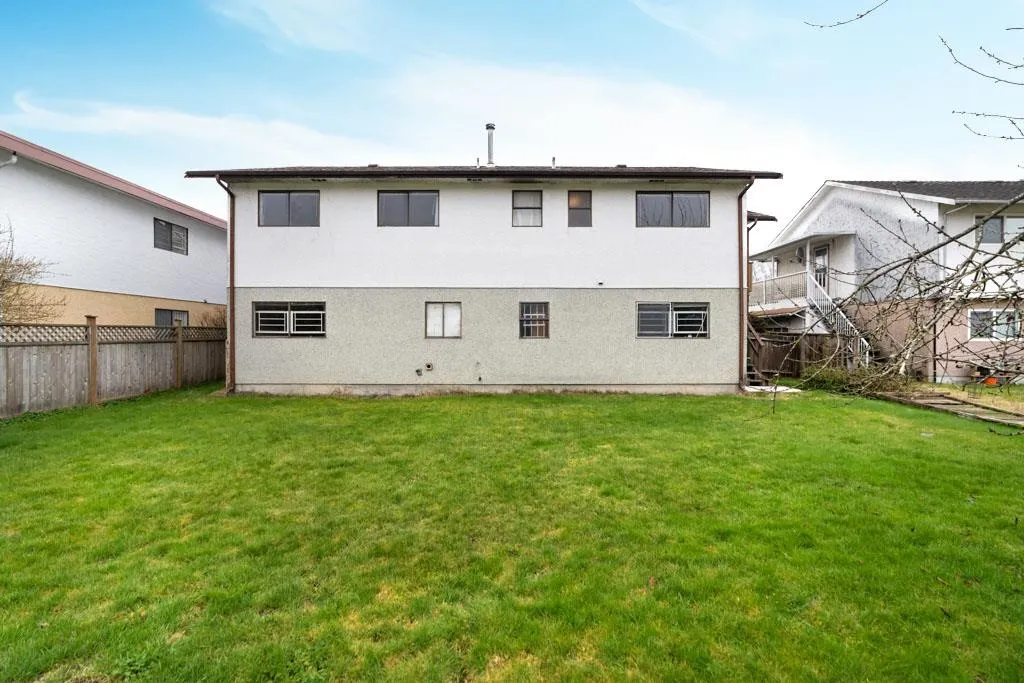 8411 Rideau Drive
