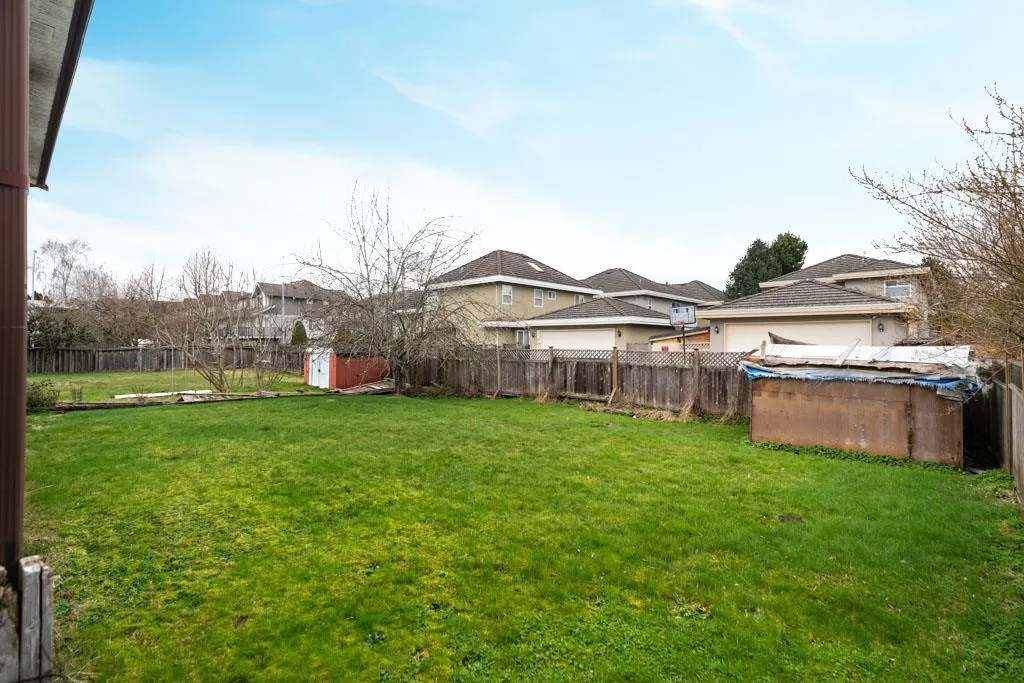 8411 Rideau Drive