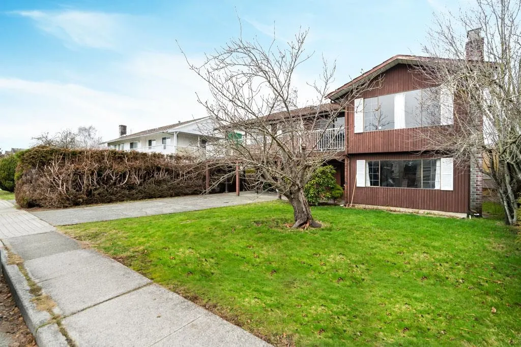 8411 Rideau Drive