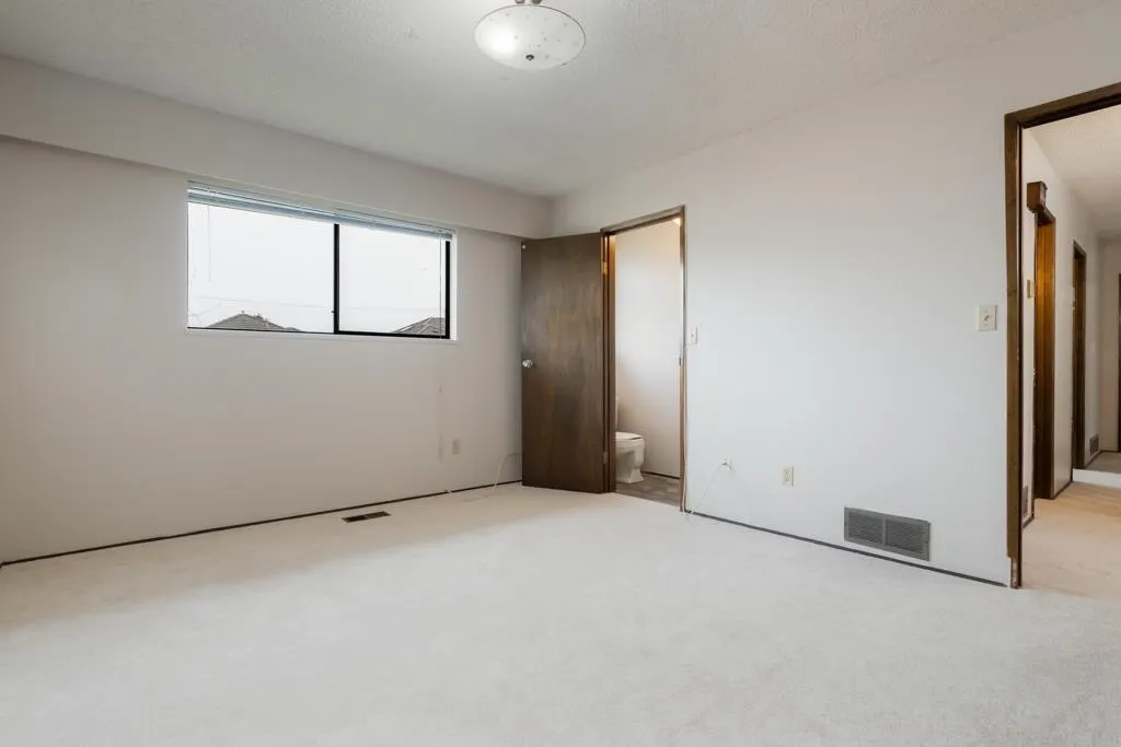 8411 Rideau Drive