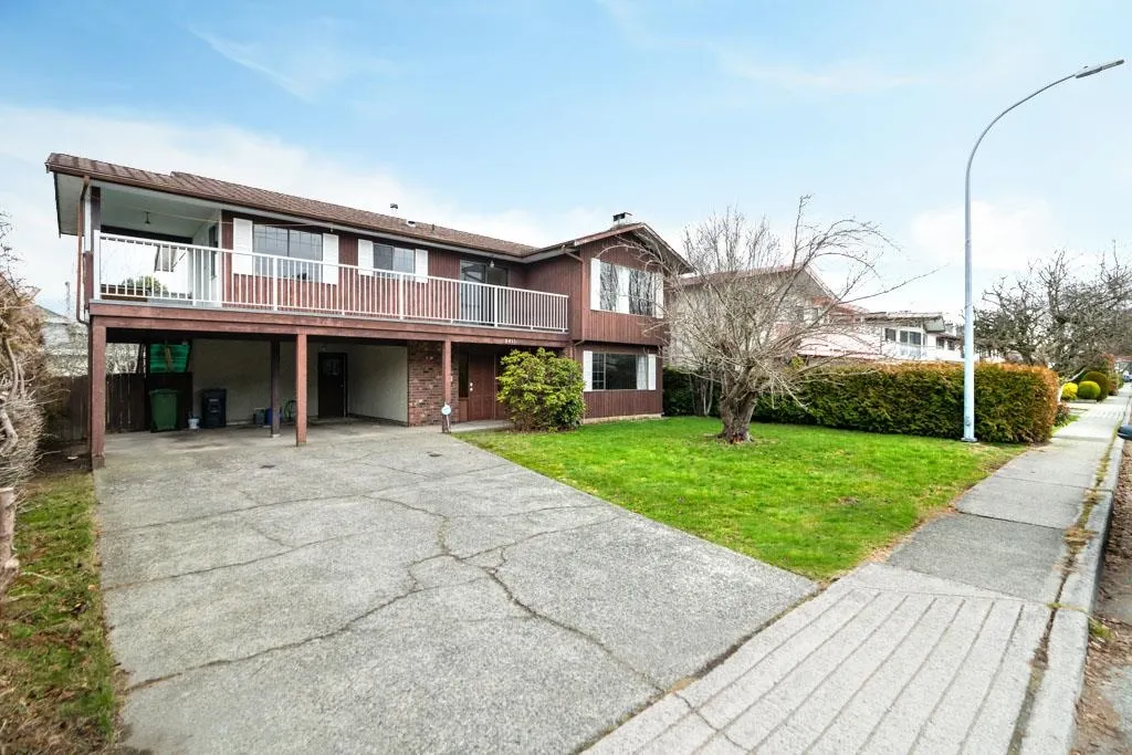 8411 Rideau Drive