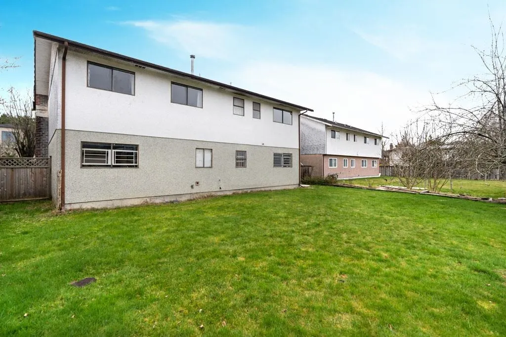 8411 Rideau Drive
