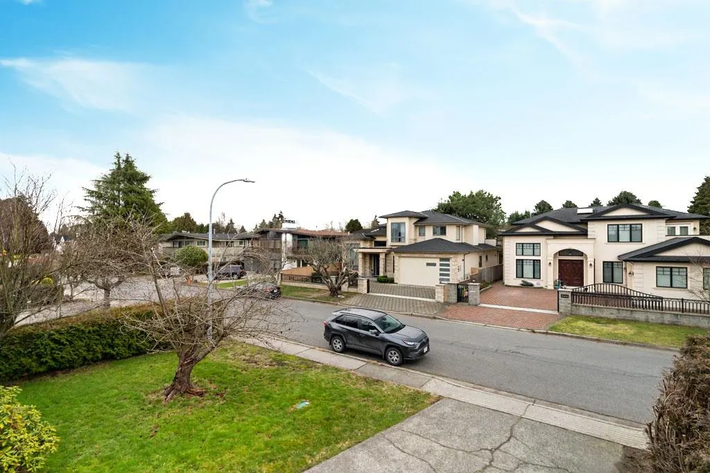 8411 Rideau Drive