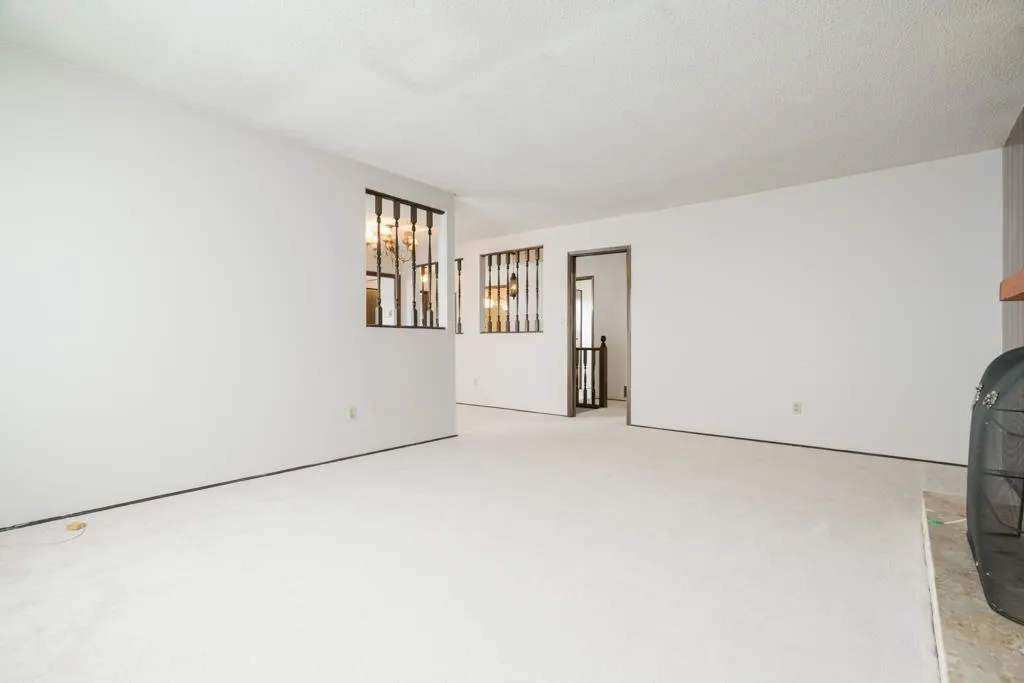8411 Rideau Drive