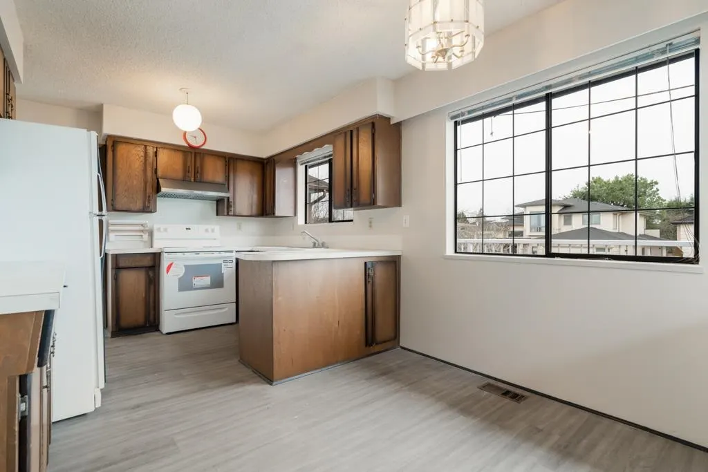 8411 Rideau Drive