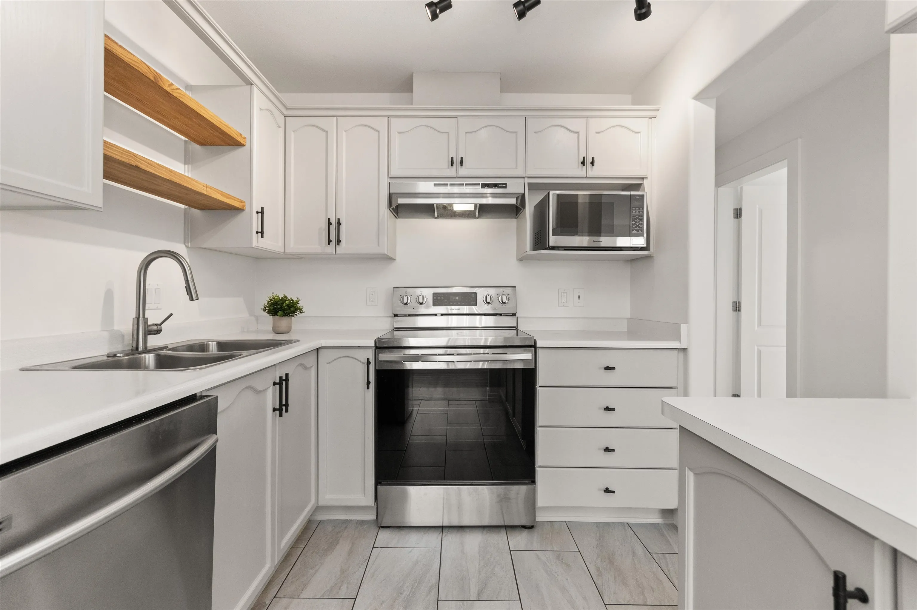 201 7415 Shaw Avenue